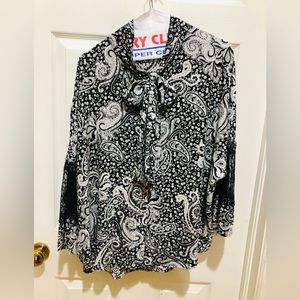 Express Blouse with bow and lace detail